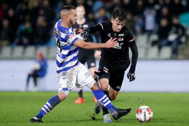 负起着至关 负起着至关